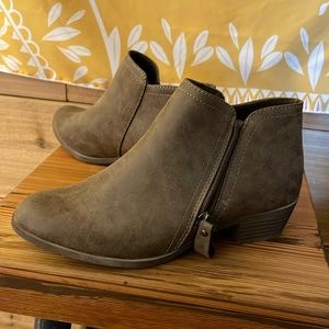 Arizona Womens booties 7.5